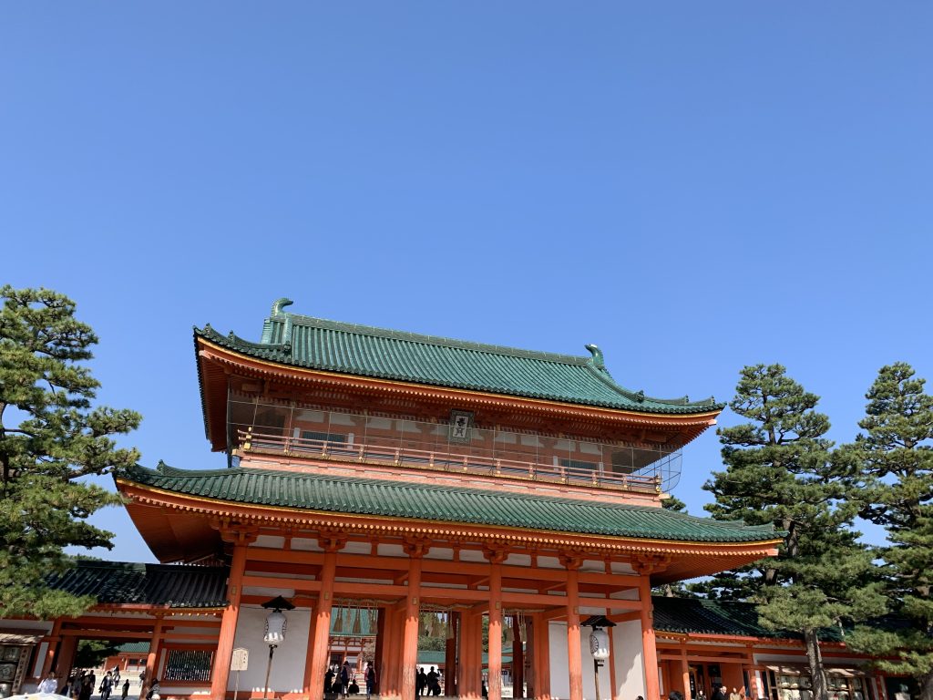 京都・平安神宮の朱色が美しい応天門と青空の風景