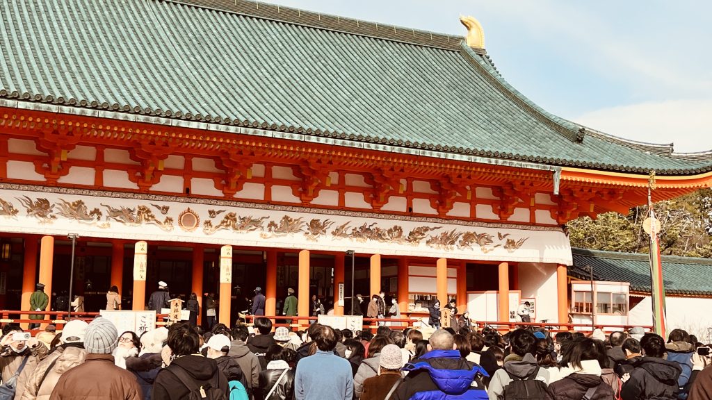 京都・平安神宮の本殿に参拝する多くの人でにぎわう境内の様子