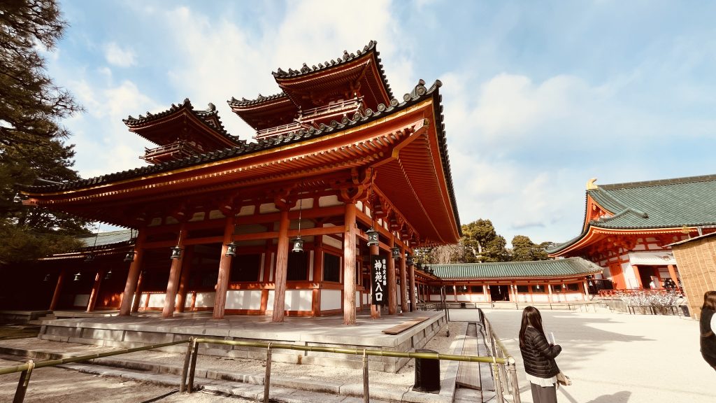 京都・平安神宮の朱色の社殿が並ぶ静かな境内の様子