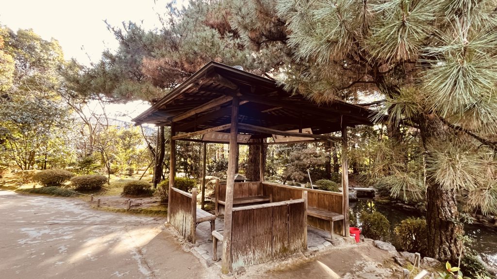 京都・平安神宮の南神苑で水辺にたたずむ東屋と静けさに包まれた庭