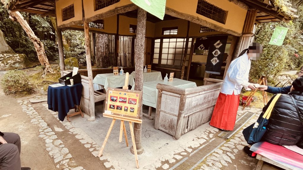 京都・平安神宮神苑の庭の中に建つ東屋で、お茶と甘味を楽しめる静かな茶屋の風景