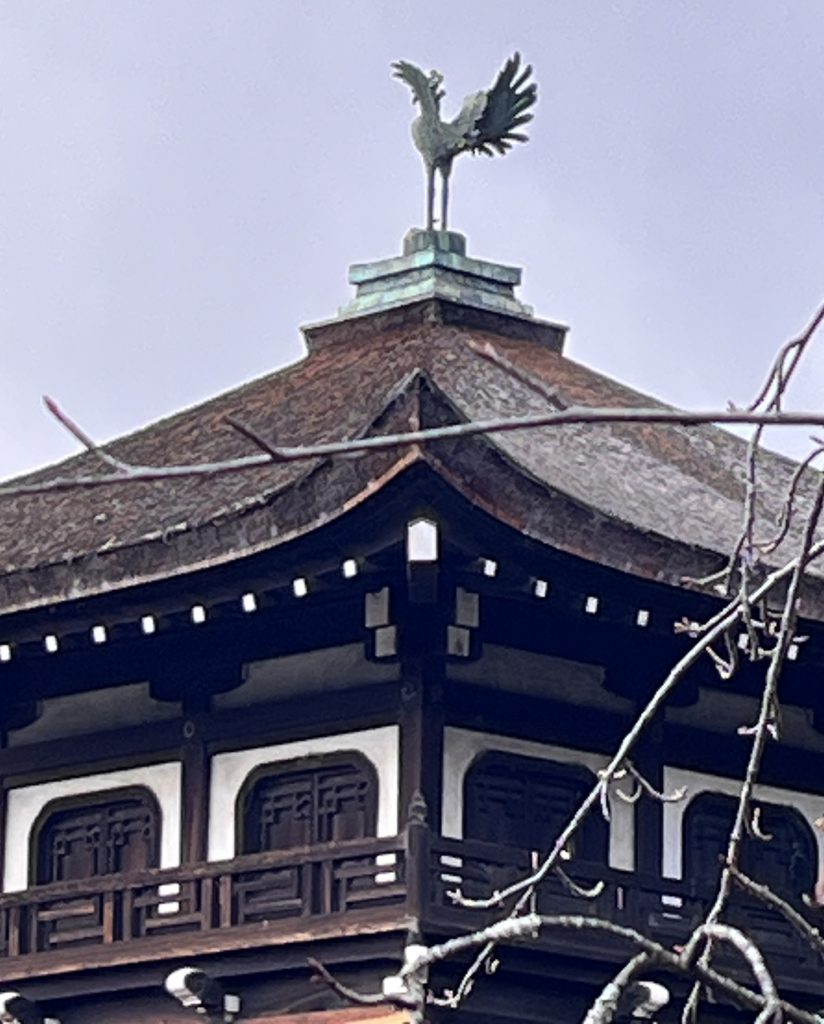 京都・平安神宮神苑の泰平閣の屋根に立つ鳳凰