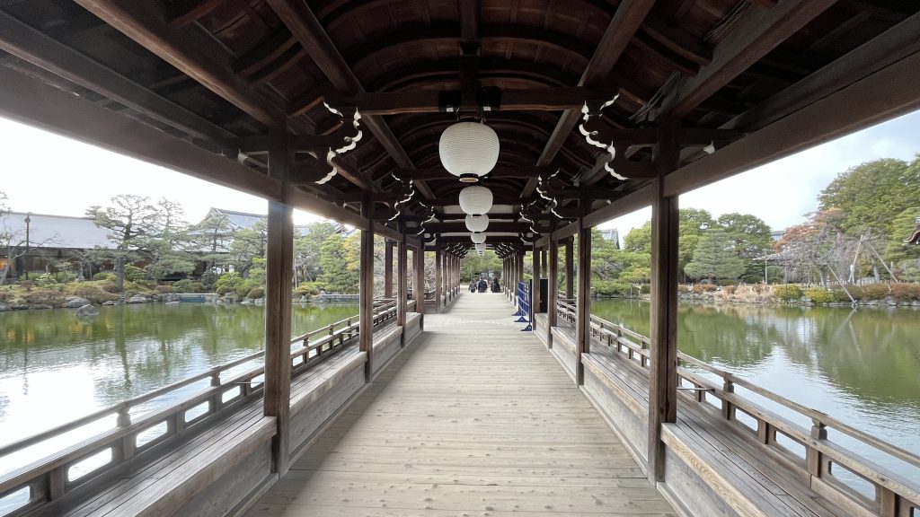 京都・平安神宮神苑の泰平閣から眺める池と庭園の静かな風景