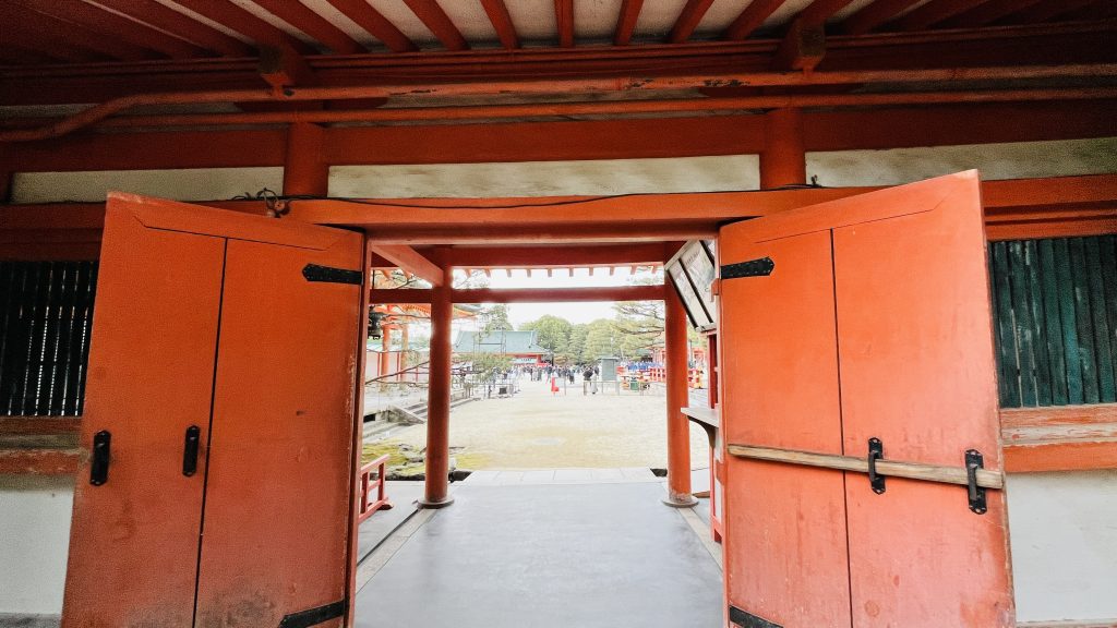 京都・平安神宮神苑の出口にある朱塗りの門から外へ抜ける風景