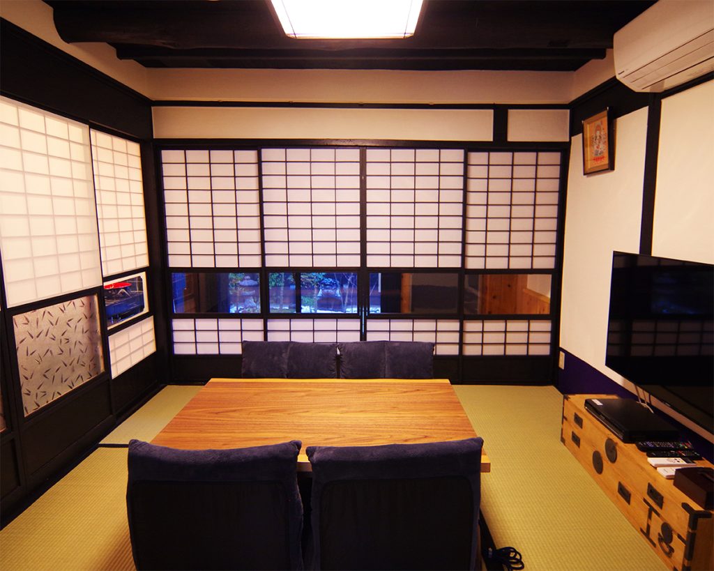 障子に囲まれた、八畳ほどの京町家の居間