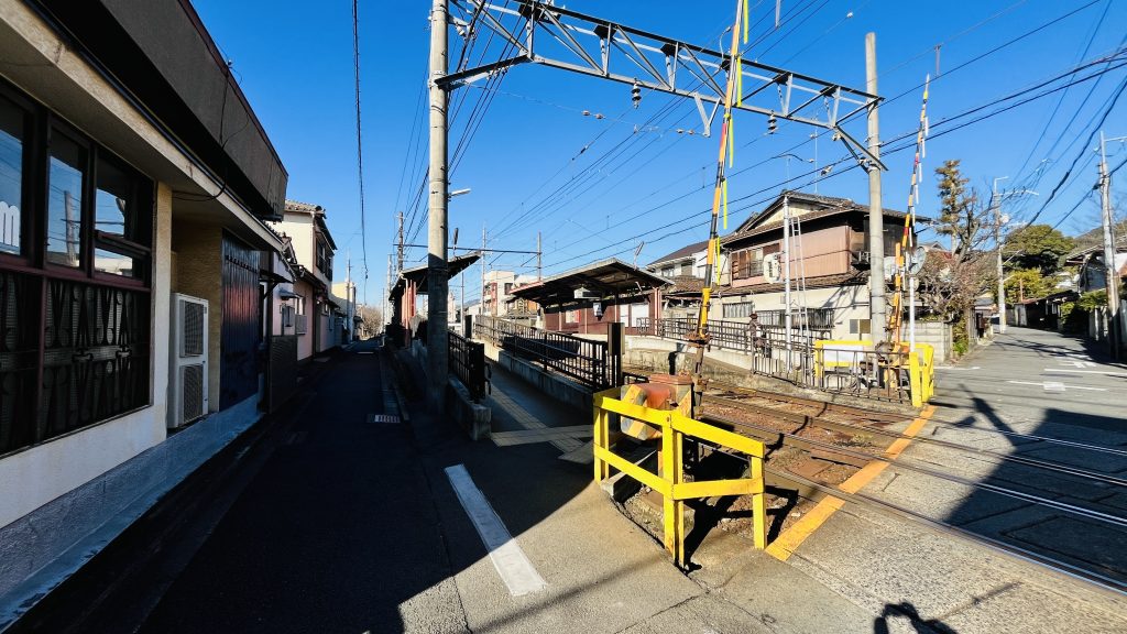 入り口のない等持院駅。すぐにホーム