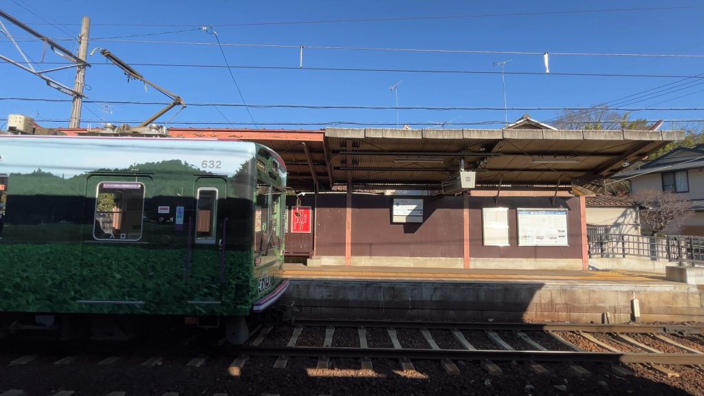 等持院駅ホームに入ってきた嵐電北野線の1両電車