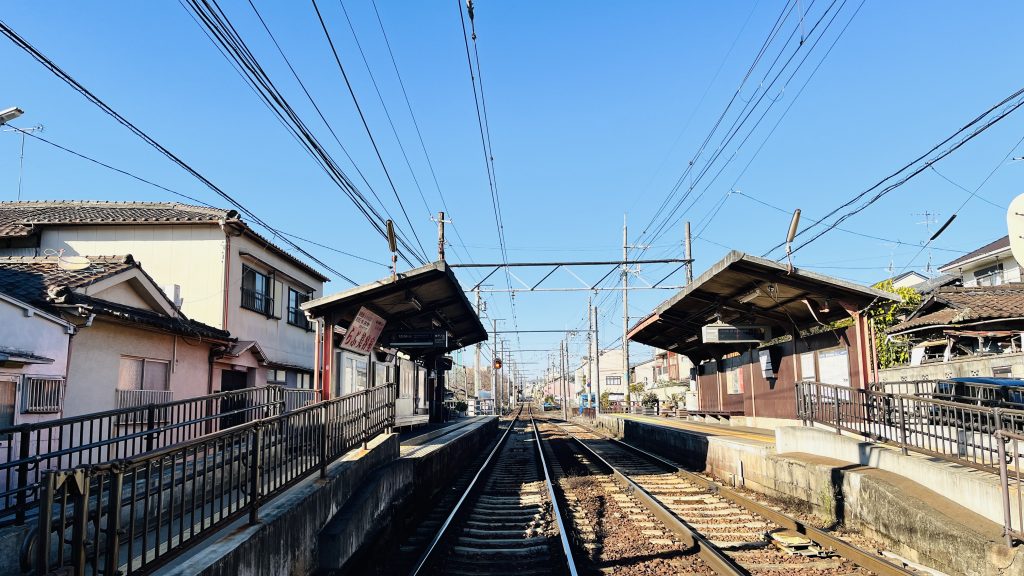 嵐電北野線の等持院駅。まっすぐに伸びる線路