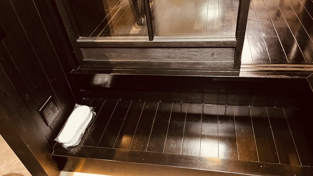 土間と居間を分ける、京町家の上り框(かまち)