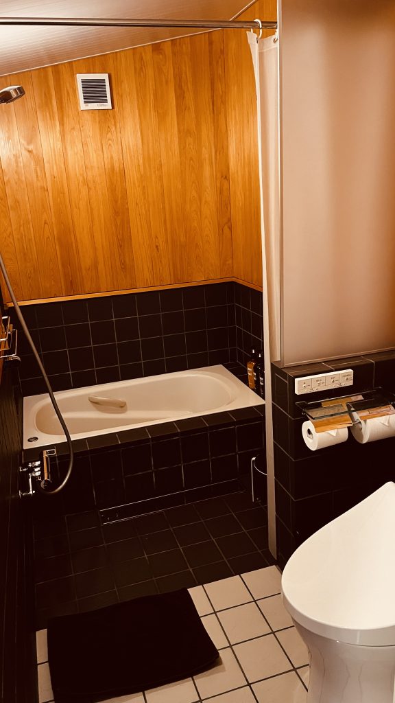 清潔感のある、京町家の浴室とトイレ