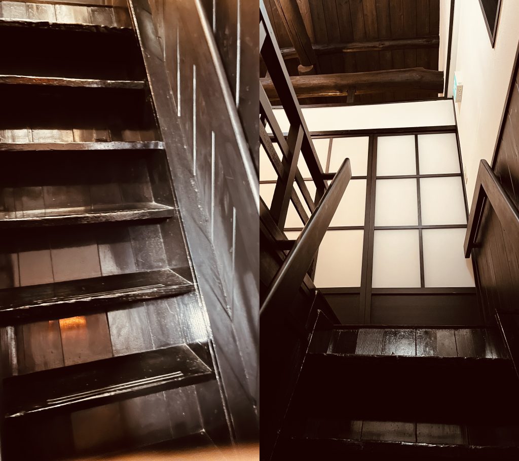 急で幅の狭い、京町家の木の階段