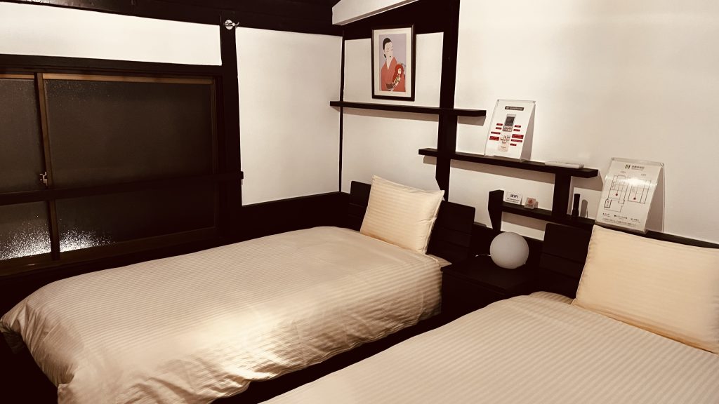 京町家の二階にある、落ち着いた雰囲気の寝室