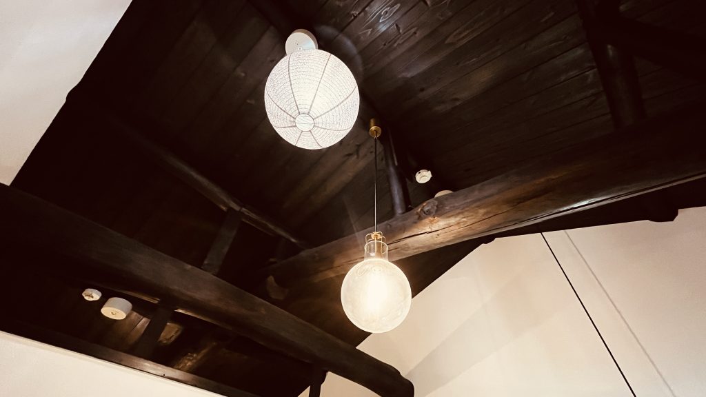 太い梁と照明が残る、京町家の天井