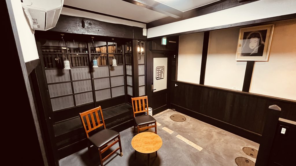 土間を改良した、くつろぎスペースのある京町家の室内