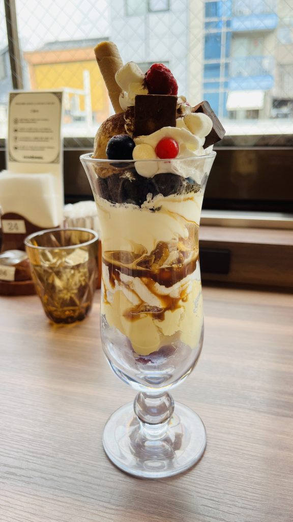 からふね屋珈琲の生チョコマシュマロパフェ(抹茶&プリン)。チョコやベリー、ウエハースが重なったボリュームのあるパフェ