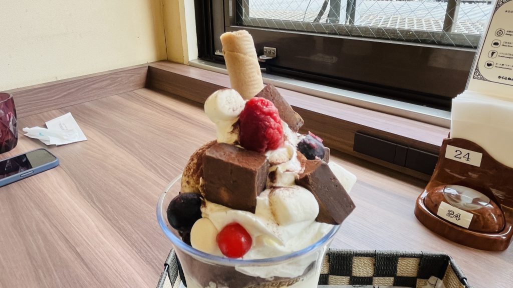 生チョコマシュマロパフェ。チョコとベリーがのった高さのあるパフェ