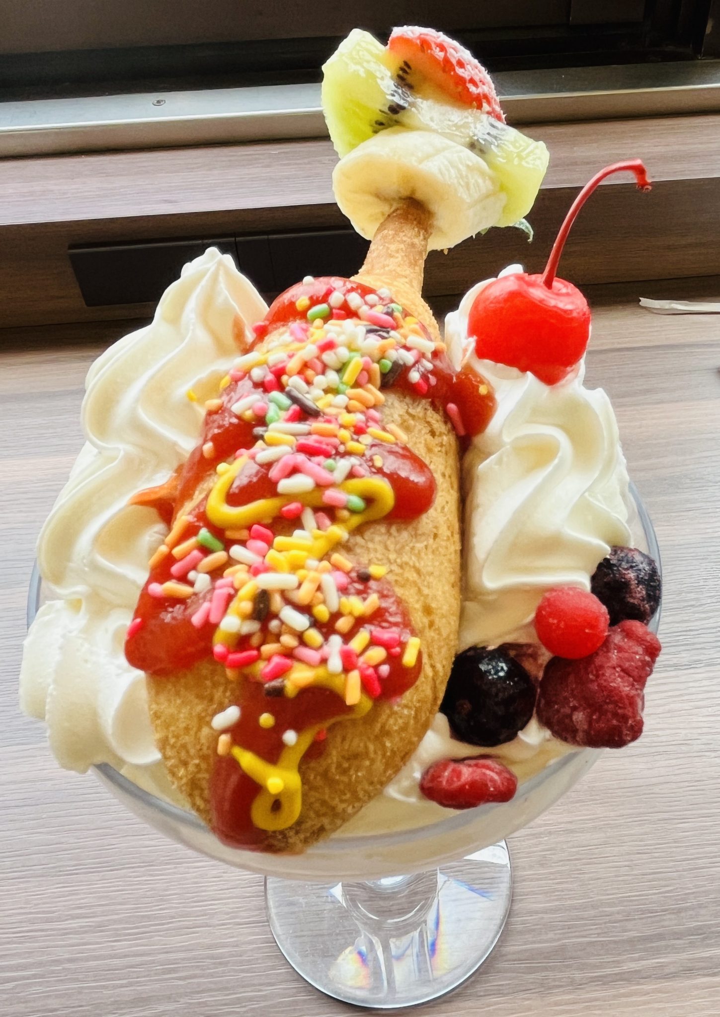 からふね屋珈琲本店の魅惑のアメリカンドッグパフェ。アメリカンドッグがどんと乗り、フルーツが豪快に盛られたパフェ