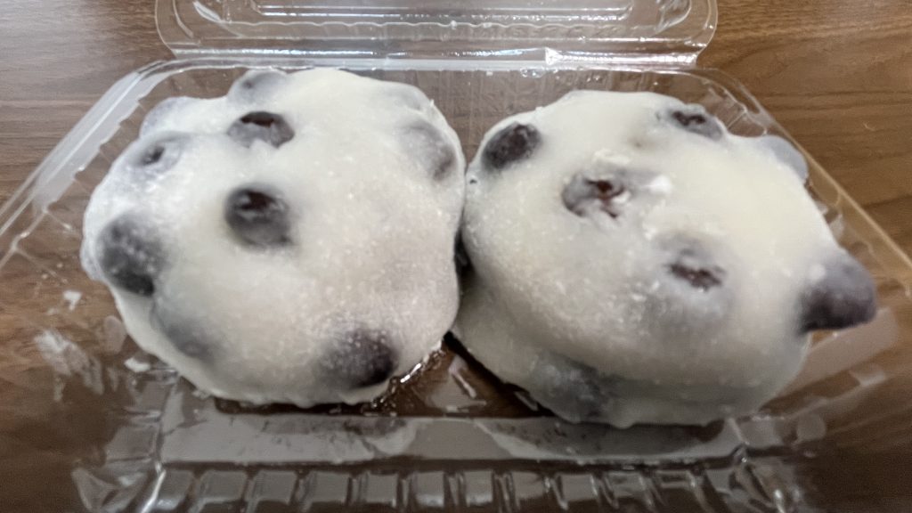 出町ふたばの名代豆餅。やわらかい餅に黒豆が入った京都の有名和菓子