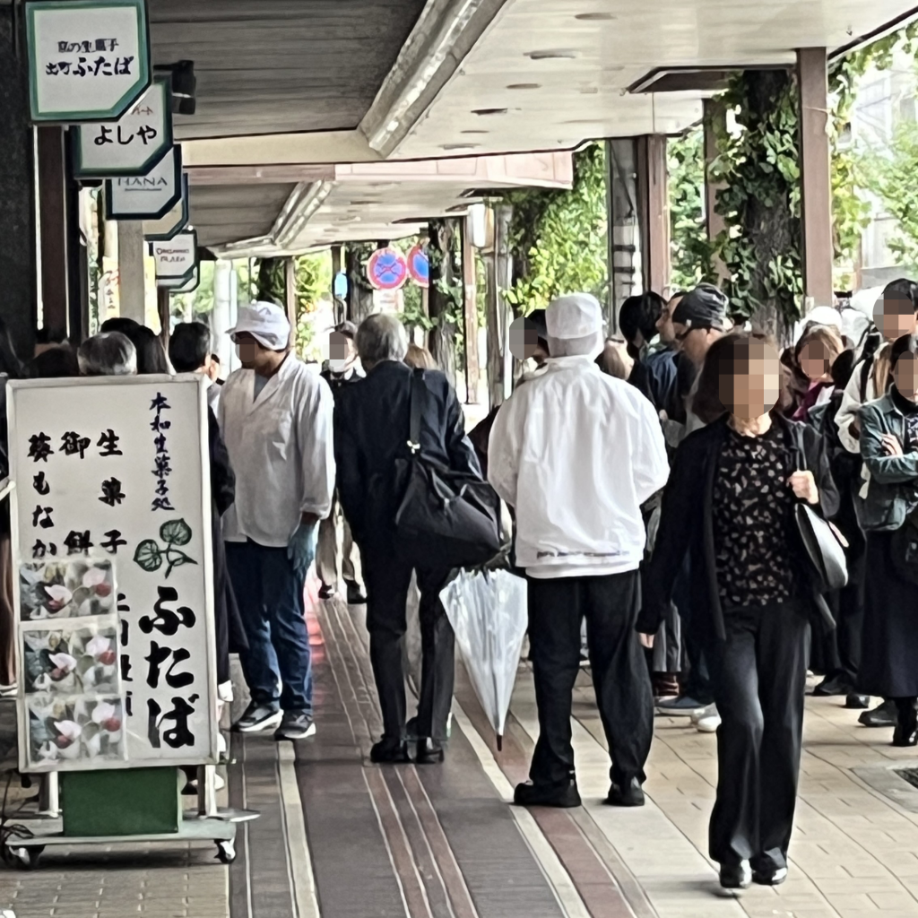 出町ふたば本店の行列。開店前から二重に並ぶほど人気の豆餅