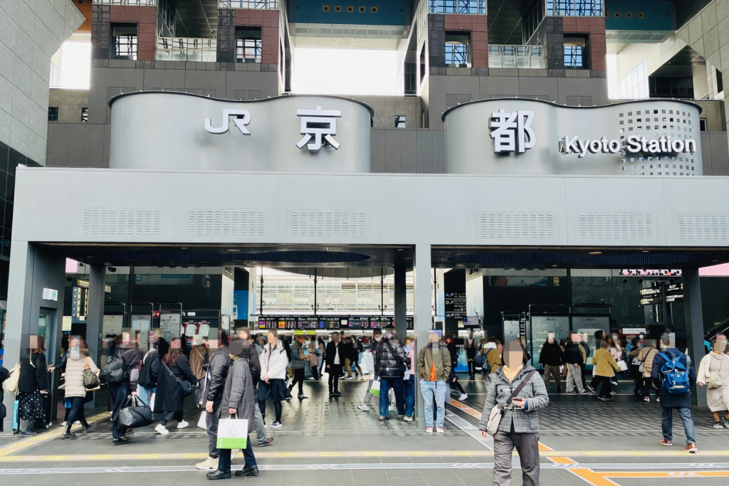 京都駅中央口の入口と「JR京都駅」「Kyoto Station」の表示