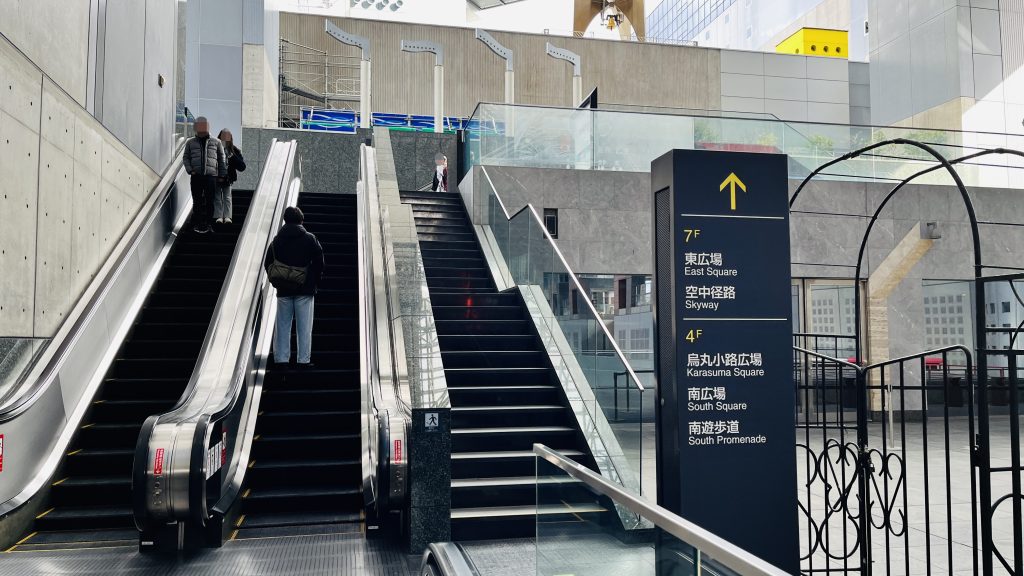 京都駅の上階へ続く短いエスカレーター
