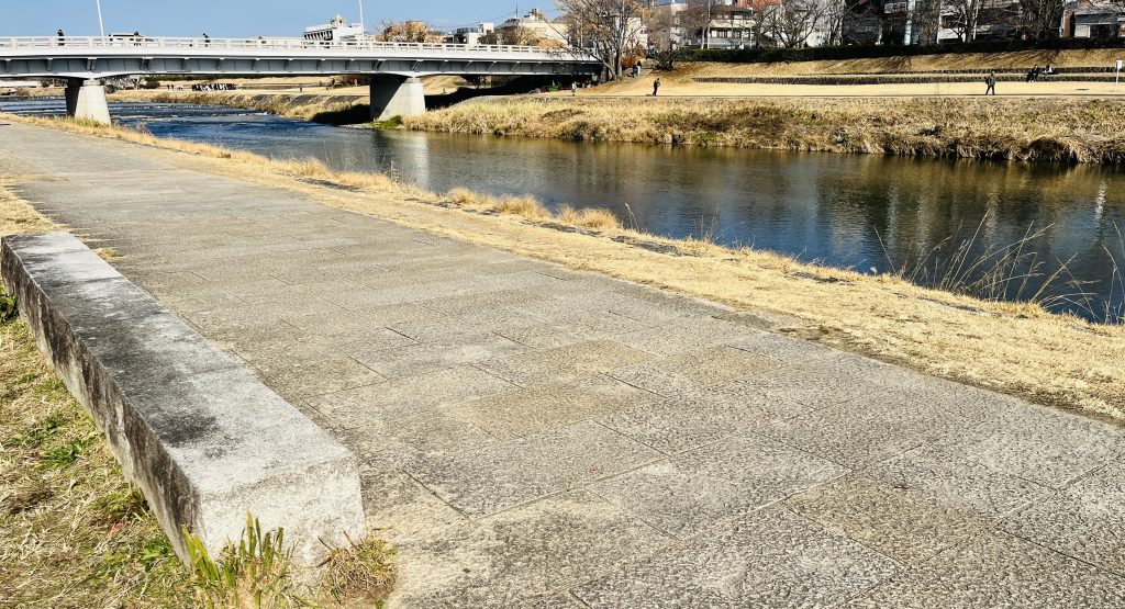 三条より北の鴨川、ベンチに座って音を聞ける静かな河原