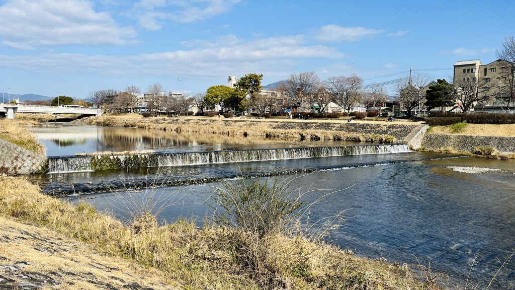 鴨川の三条付近、段差を流れ落ちる水の音が心地よい風景