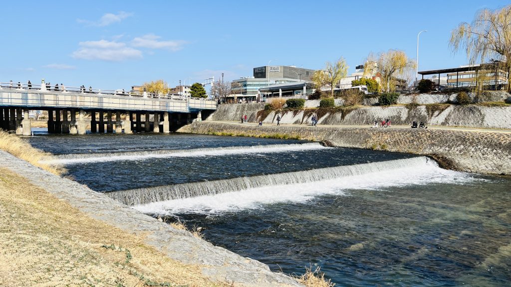 三条大橋付近の鴨川、段差を流れる水音と人の多い河原の風景