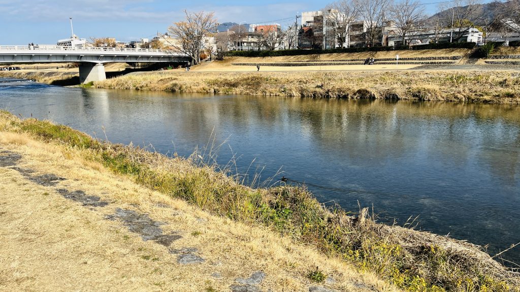 京都・鴨川の三条より北、観光客が少なくなる落ち着いた河原