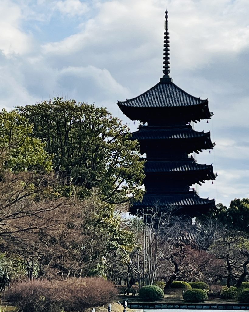 東寺の五重塔が空に伸びる姿