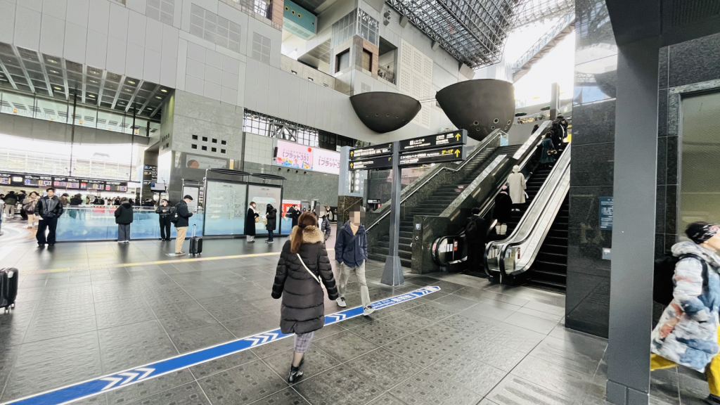 京都駅入り口入ってすぐの階段