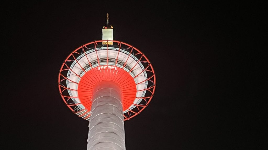 京都タワーをしたから見上げると番傘にも見える
