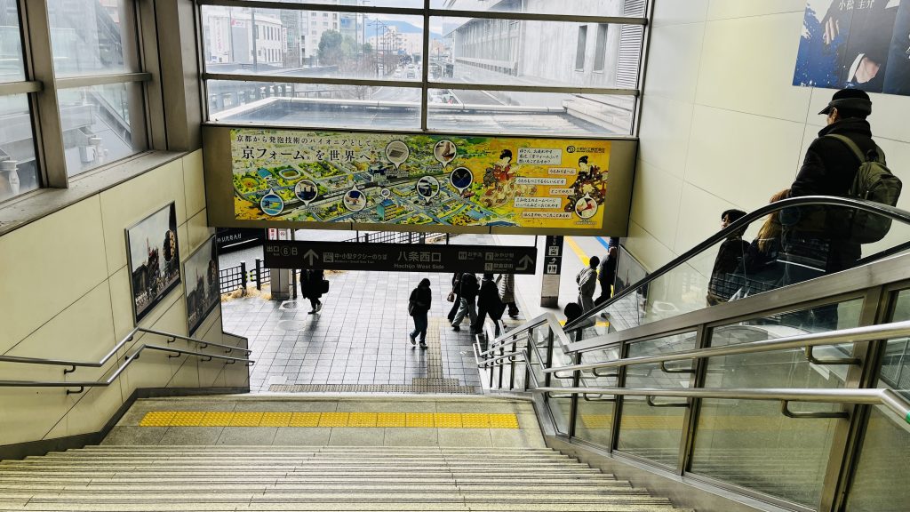 京都駅八条口へ降りる階段とエスカレーター（外へ降りる通路と人の流れ）