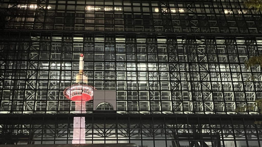 京都駅に映る京都タワー