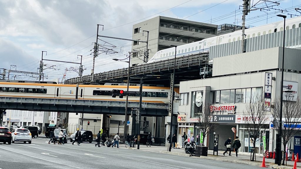 新幹線と近鉄電車が上下に交差する架橋