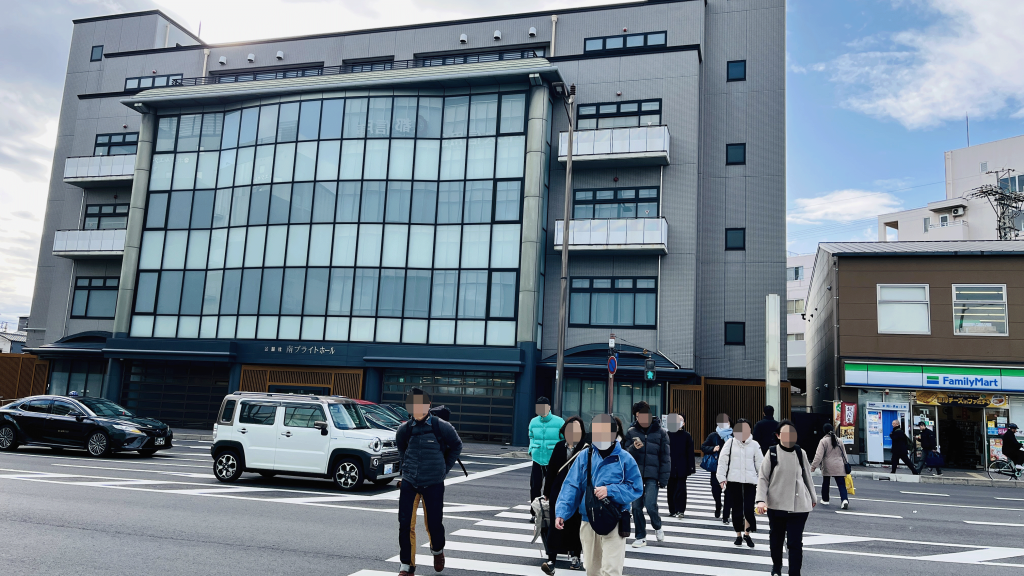 伏見稲荷の御旅所前の横断歩道