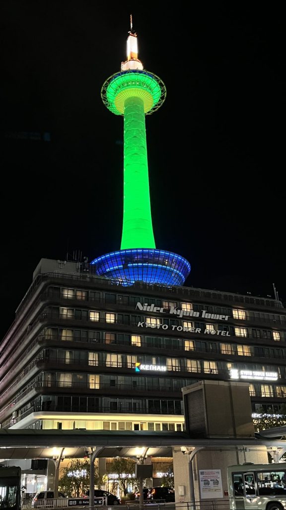 イエローグリーン（黄緑色）でライトアップされた京都タワー。イエローグリーンは、世界禁煙デー。