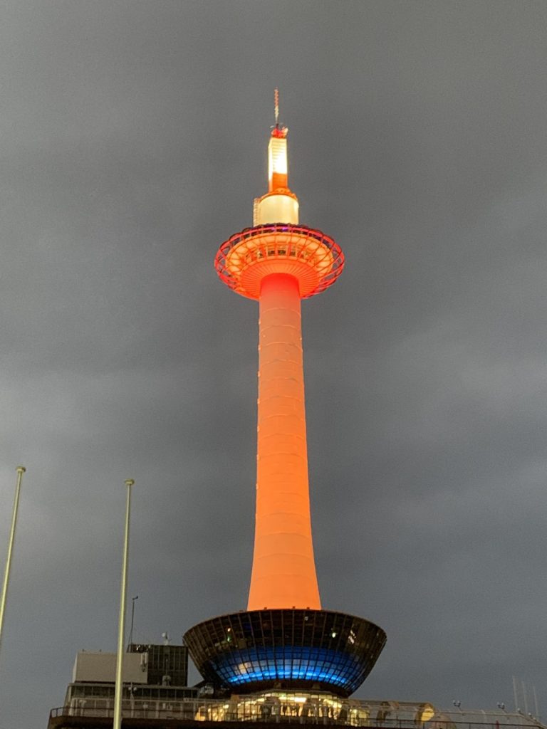 オレンジ色の京都タワー。児童虐待防止啓発。