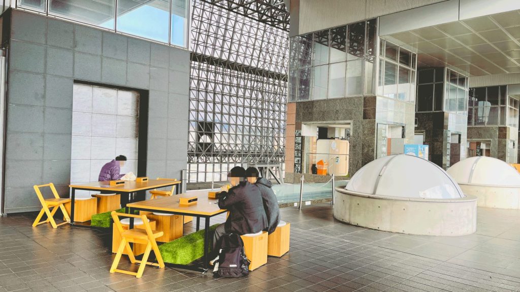 みんなの広場の一番手前にあるテーブル席。コンセントがある