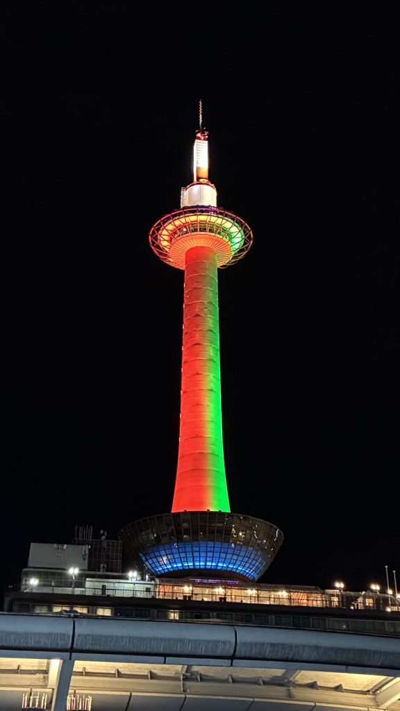 半分緑、半分赤のクリスマスライトアップの京都タワー