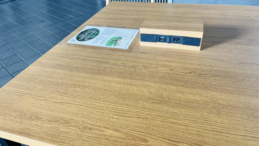 みんなの広場の一番手前にあるテーブル席のコンセント