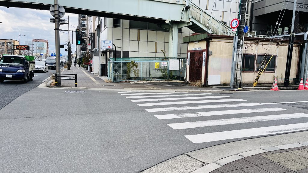 御旅所の角を右に曲がる交差点