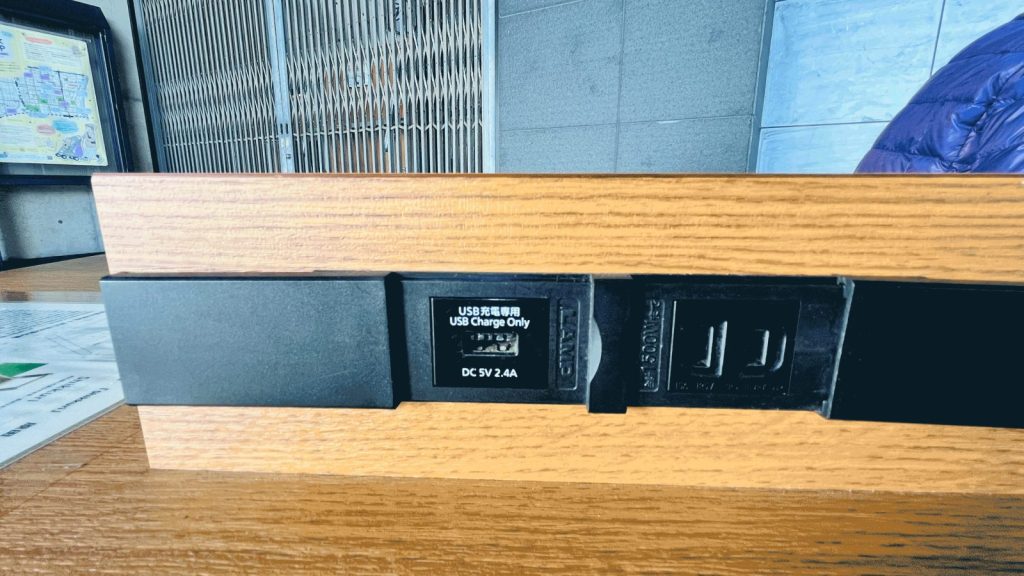 みんなの広場の一番手前にあるテーブル席のコンセントとUSB Type-A端子