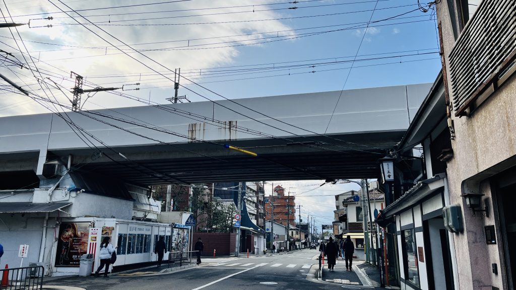 近鉄の高架下をくぐる通り（東寺へ向かう直線道路と住宅街の風景）