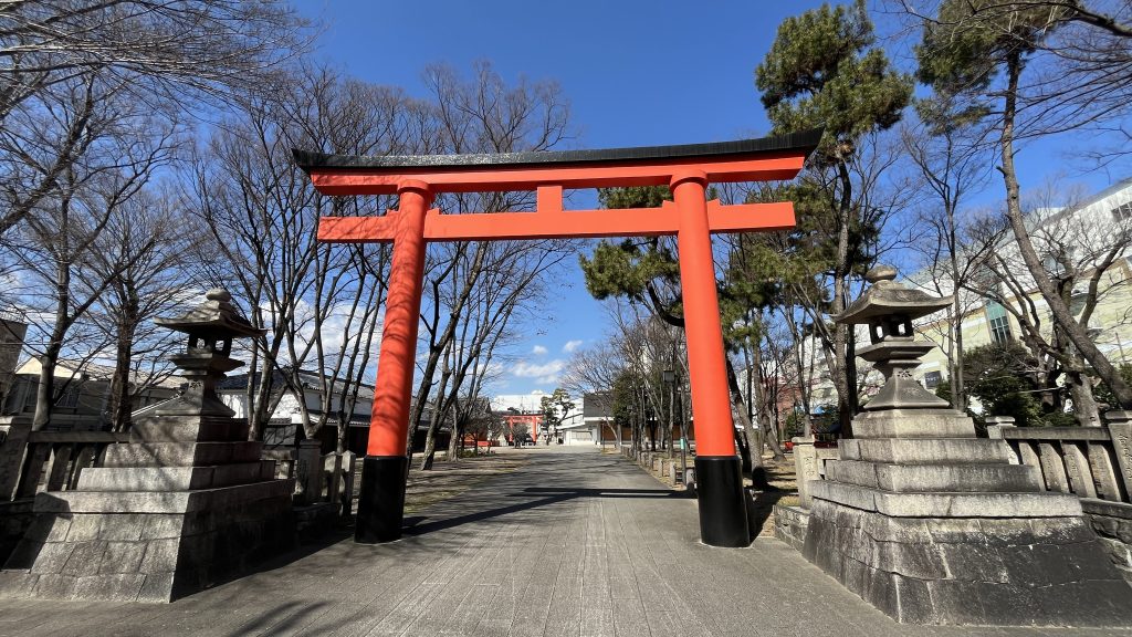 伏見稲荷御旅所の鳥居と参道