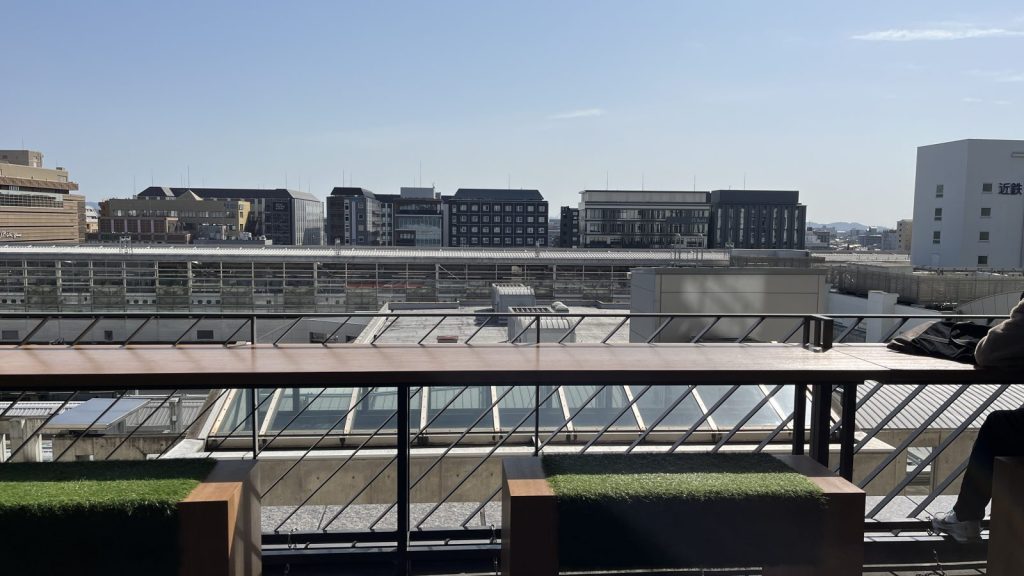 京都駅4階、みんなの広場の南側を向いたカウンター席