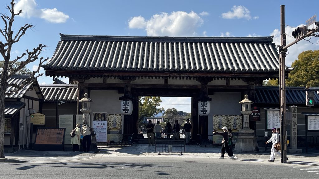 東寺の南大門と入口（「東寺」と書かれた提灯がかかる門前の風景）