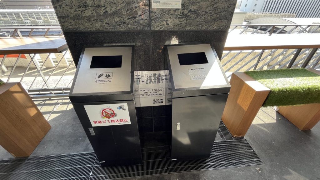 みんなの広場に設置してあるゴミ箱