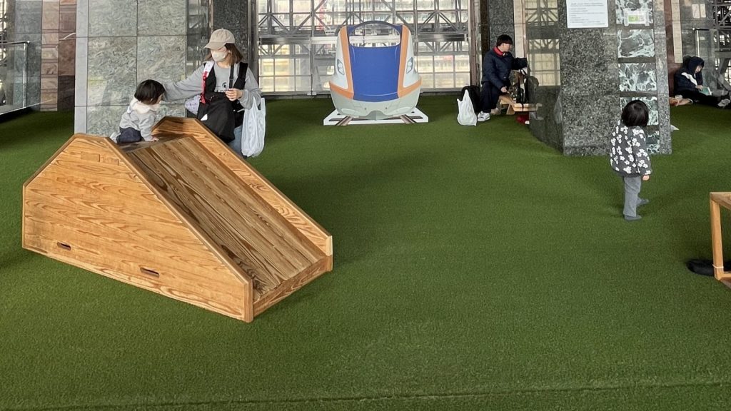 みんなの広場にある幼児の滑り台。