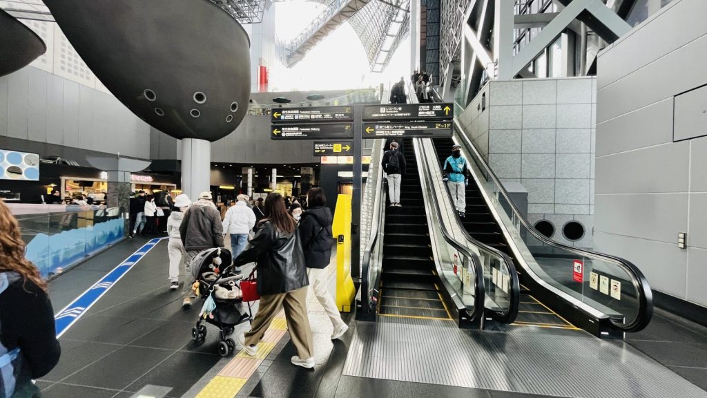 京都駅入り口入ってすぐの階段。正面